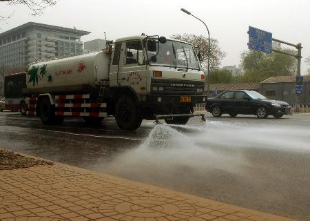 城市清潔的守護者——環(huán)衛(wèi)灑水車沖洗長安街